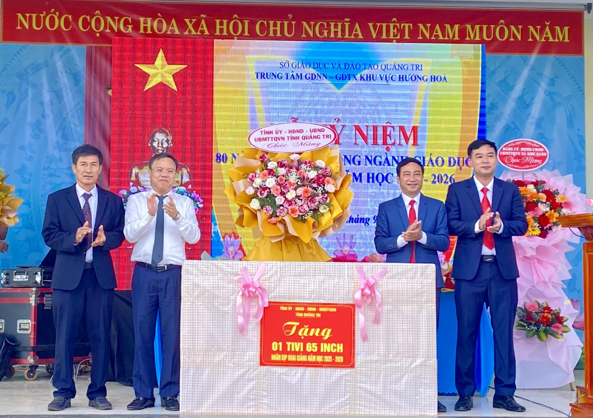 Phó Chủ tịch UBND tỉnh Lê Đức Tiến đã tặng quà, hoa chúc mừng cho tập thể ban giám hiệu, giáo viên và học viên Trung tâm Giáo dục Nghề nghiệp - Giáo dục thường xuyên khu vực Hướng Hoá