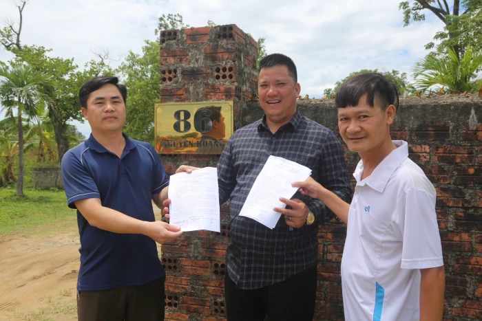 Chủ tịch UBND tỉnh khen thưởng người đàn ông hiến đất làm đường tránh Đông Hà