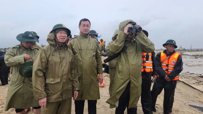 Đồng chí Bí thư Tỉnh ủy Lê Ngọc Quang chỉ đạo công tác cứu hộ tàu cá gặp nạn