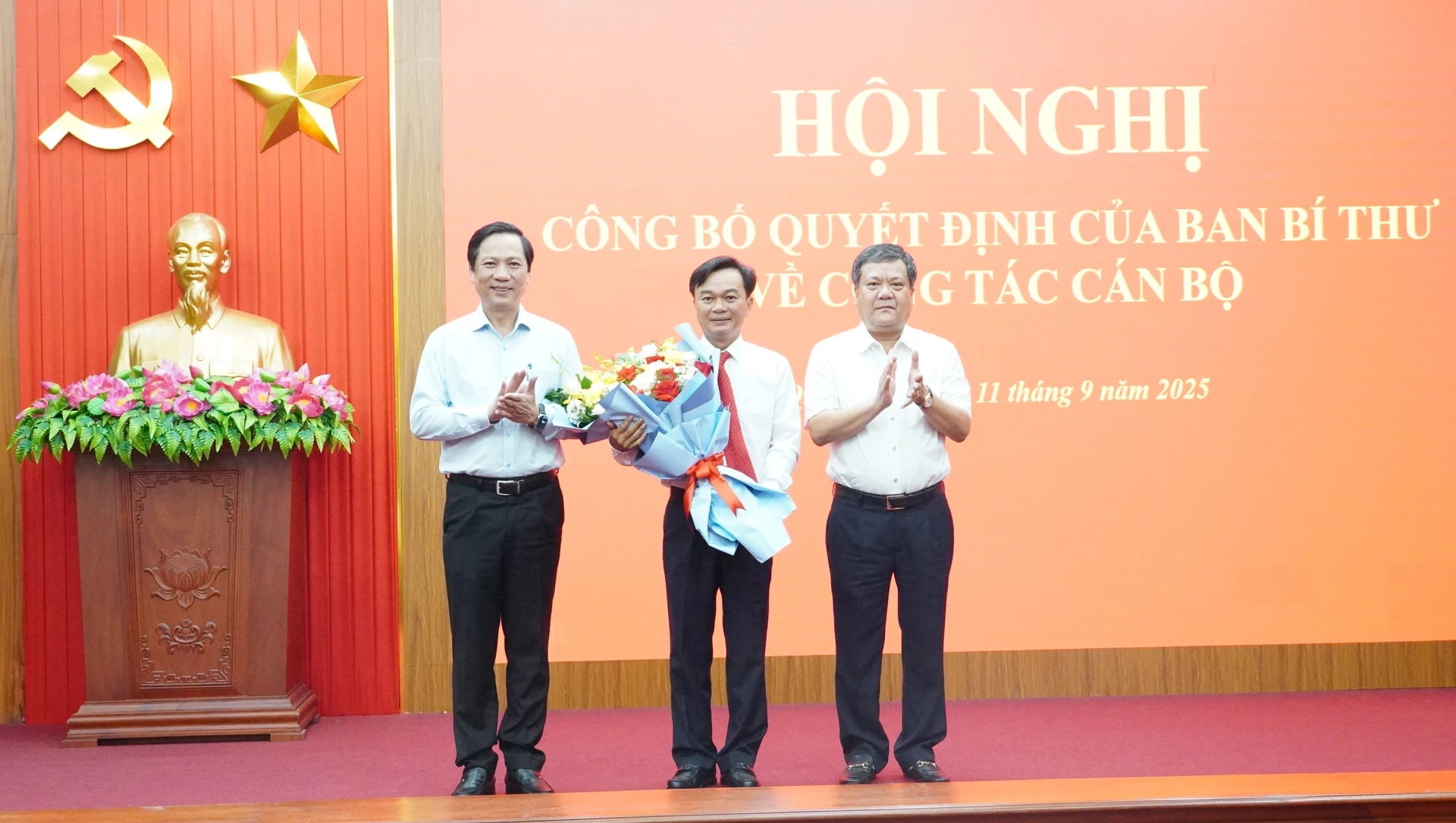 Lãnh đạo UBND tỉnh tặng hoa chúc mừng đồng chí Nguyễn Chiến Thắng - Ảnh: QV