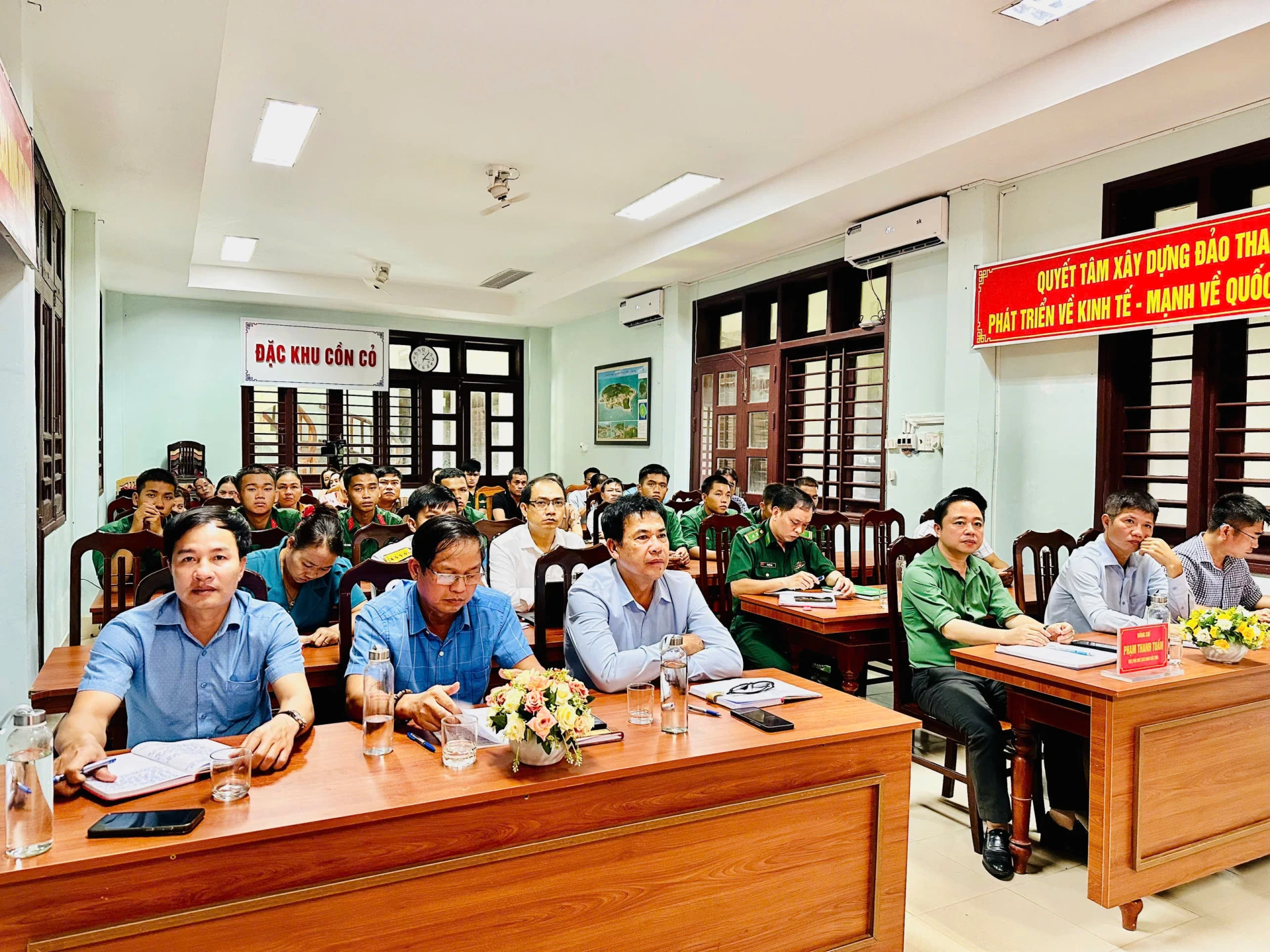 Cử tri đặc khu Cồn Cỏ quan tâm nhiều vấn đề gắn với đời sống, phát triển kinh tế - Ảnh: MỸ DUYÊN