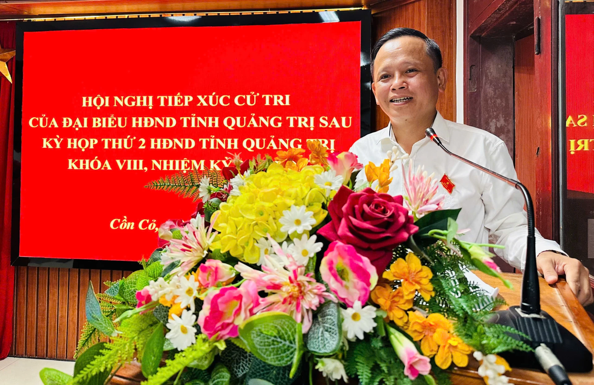 Ông Trần Xuân Anh, Bí thư Đảng ủy, Chủ tịch UBND đặc khu, đại biểu HĐND tỉnh phát biểu tại hội nghị tiếp xúc cử tri - Ảnh: MỸ DUYÊN
