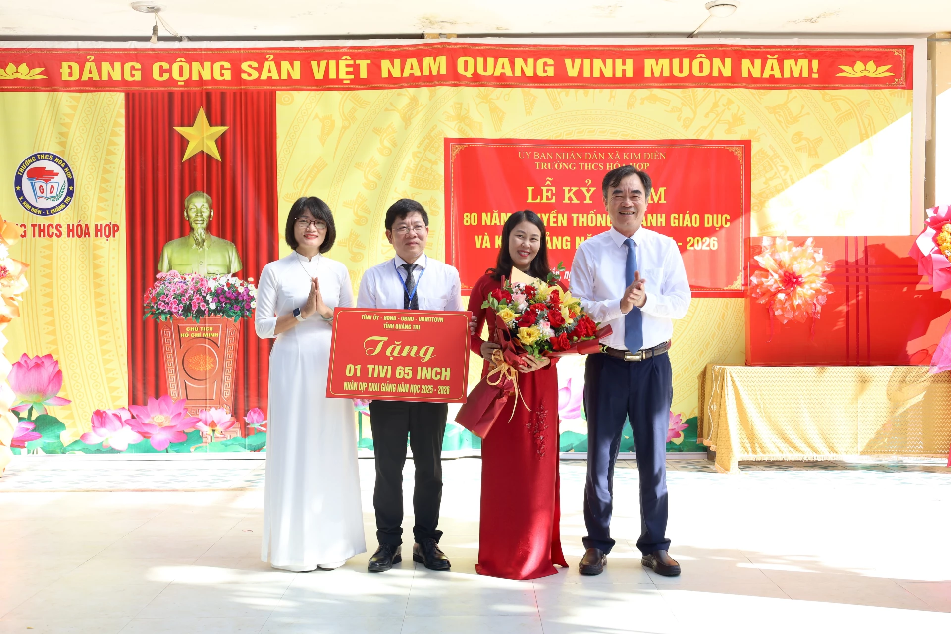 Đồng chí Nguyễn Lương Bình, Ủy viên Ban Thường vụ Tỉnh ủy, Chánh Thanh tra tỉnh tặng quà cho Trường THCS Hóa Hợp nhân dịp năm học mới.