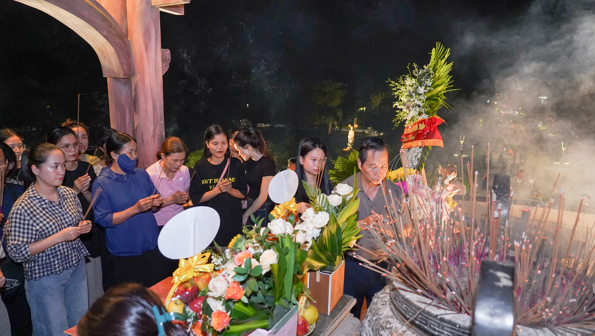 Nhiều bà con thành kính dâng nén hương tri ân các anh hùng liệt sĩ tại Thành Cổ Quảng Trị trước khi xem phim Mưa đỏ