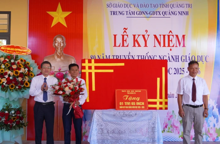 Phó Chủ tịch UBND tỉnh Phan Phong Phú dự lễ khai giảng năm học mới 