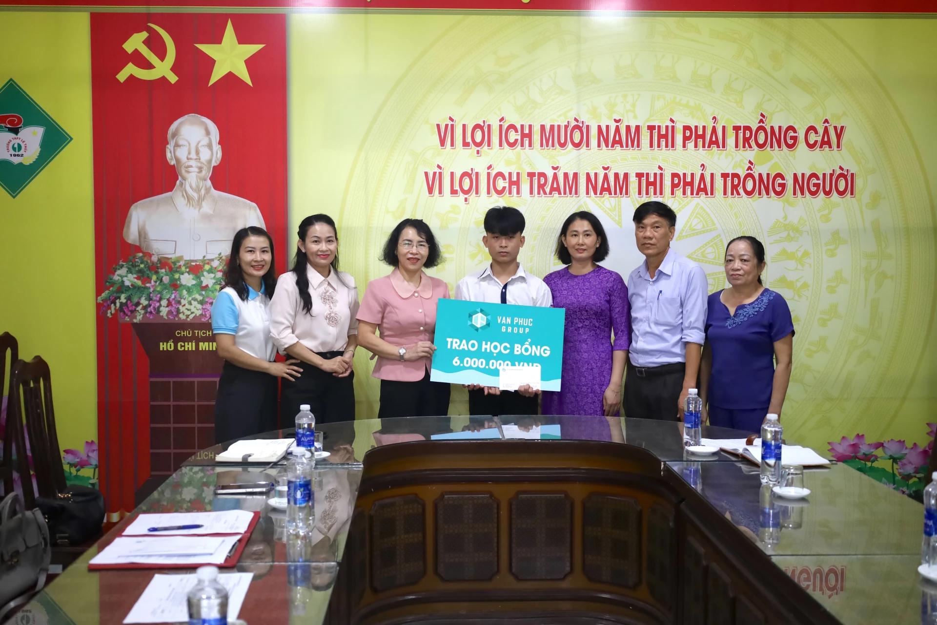 Đồng chí Nguyễn Thị Bích Thủy, Phó Chủ tịch Ủy ban Mặt trận Tổ quốc Việt Nam tỉnh - Chủ tịch Hội Liên hiệp Phụ nữ tỉnh trao học bổng cho em Trần Huy Hoàng tại Trường THPT Lệ Thủy.