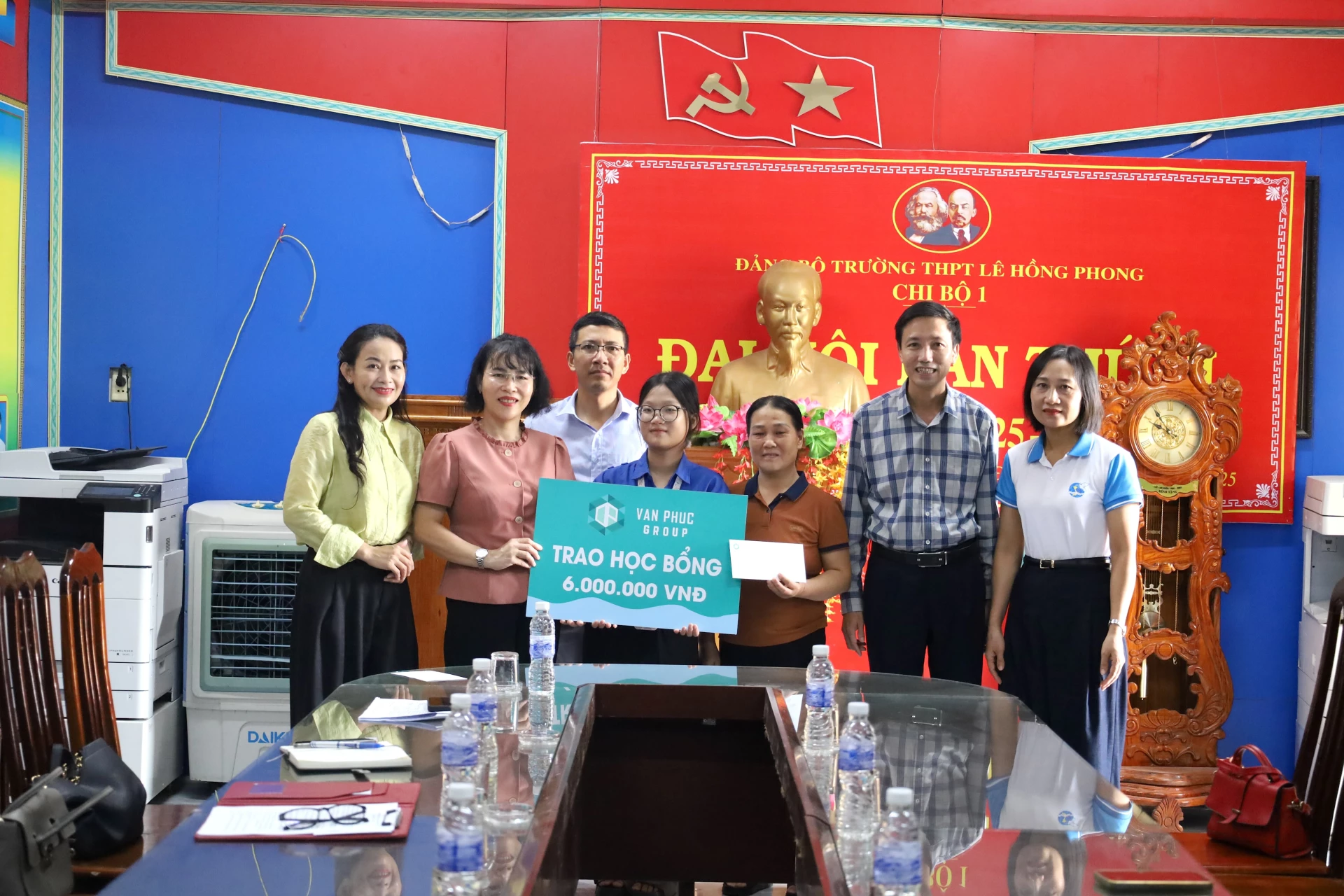 Đồng chí Nguyễn Thị Bích Thủy, Phó Chủ tịch Ủy ban Mặt trận Tổ quốc Việt Nam tỉnh - Chủ tịch Hội Liên hiệp Phụ nữ tỉnh trao học bổng cho em Mai Bảo Ngọc tại Trường THPT Lê Hồng Phong.