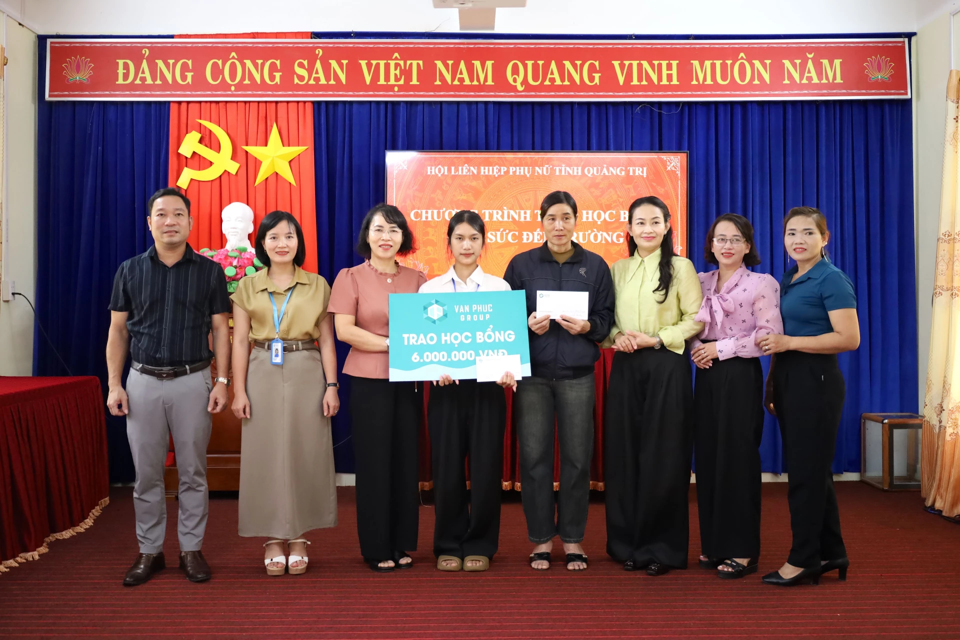 Đồng chí Nguyễn Thị Bích Thủy, Phó Chủ tịch Ủy ban Mặt trận Tổ quốc Việt Nam tỉnh - Chủ tịch Hội Liên hiệp Phụ nữ tỉnh trao học bỗng cho em Lê Thị Mỹ Duyên tại Trường THPT Tuyên Hóa.