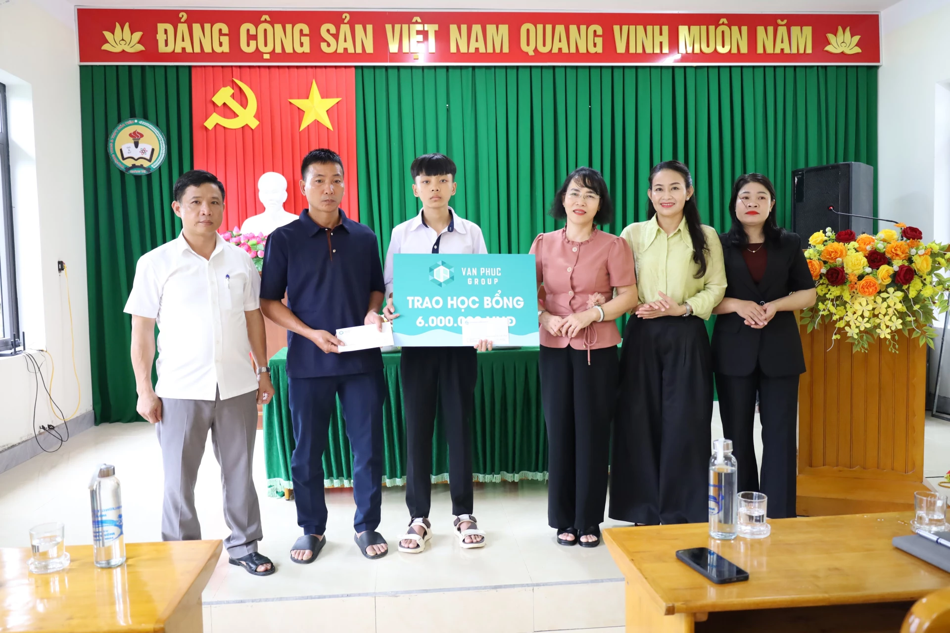 Đồng chí Nguyễn Thị Bích Thủy, Phó Chủ tịch Ủy ban Mặt trận Tổ quốc Việt Nam tỉnh - Chủ tịch Hội Liên hiệp Phụ nữ tỉnh trao học bỗng cho em Đinh Tuấn Kiệt tại Trường THCS và THPT Hóa Tiến.