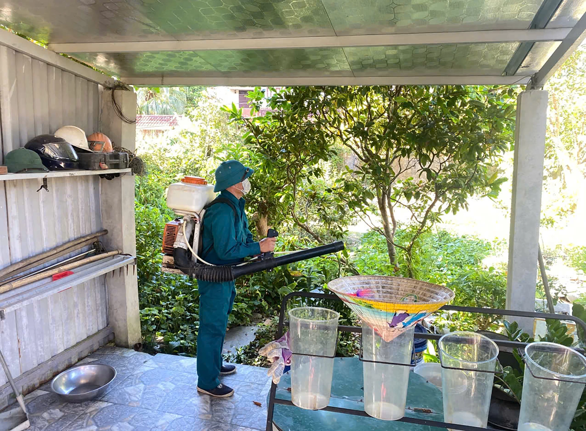 Tiến hành phun hóa chất diệt muỗi nhằm xử lý ổ dịch sốt xuất huyết Dengue trên địa bàn.