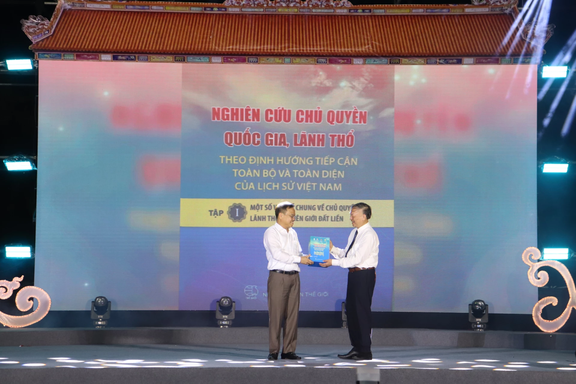 Giáo sư, Tiến sĩ – Nhà giáo Nhân dân Nguyễn Quang Ngọc đã trao tặng lãnh đạo tỉnh Quảng Trịbộ sách “Nghiên cứu chủ quyền quốc gia, lãnh thổ theo định hướng tiếp cận toàn bộ và toàn diện của Lịch sử Việt Nam” - Ảnh: T.P