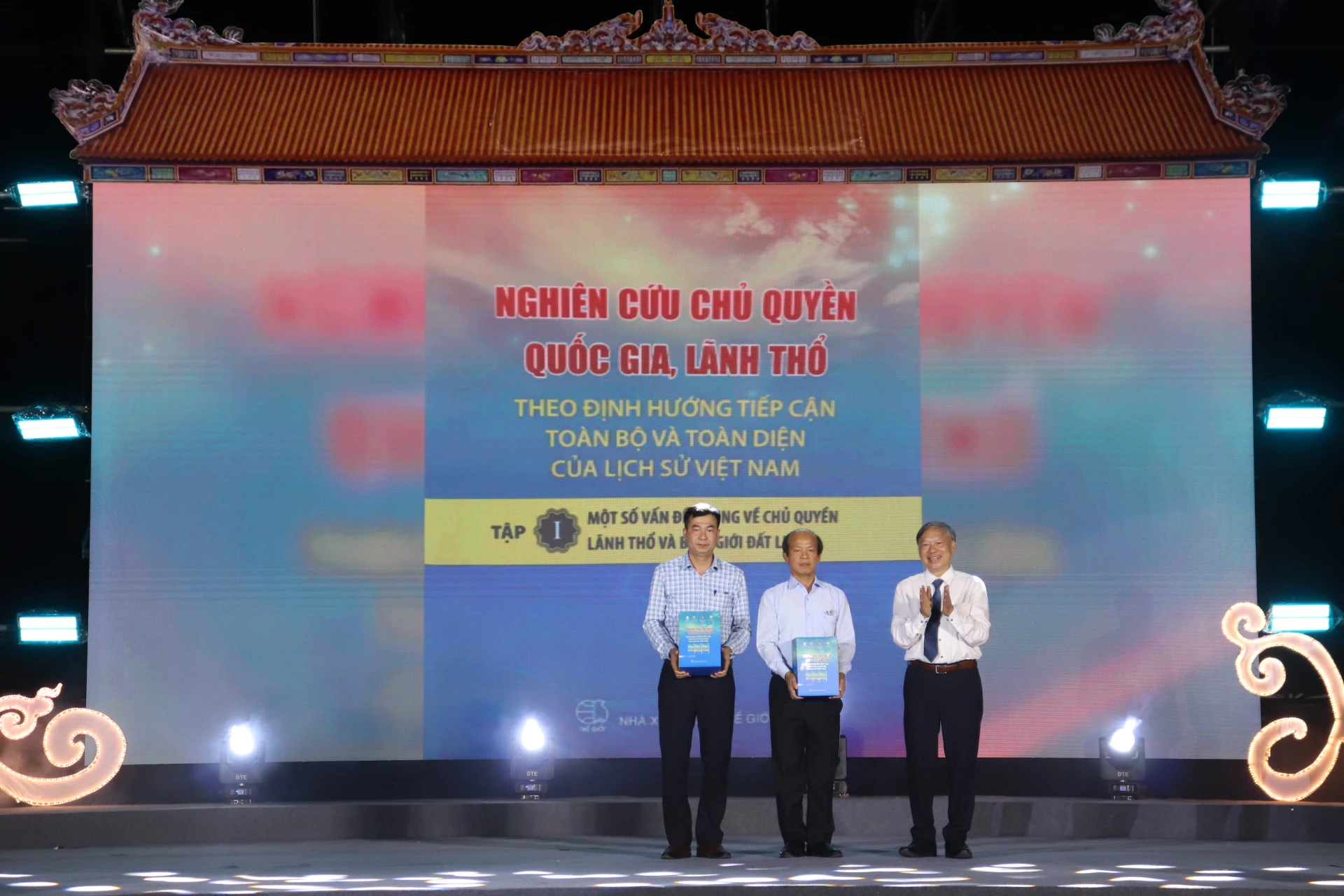 Giáo sư, Tiến sĩ – Nhà giáo Nhân dân Nguyễn Quang Ngọc đã trao tặng Báo và PTTH Quảng Trị, lãnh đạo xã Triệu Phong bộ sách “Nghiên cứu chủ quyền quốc gia, lãnh thổ theo định hướng tiếp cận toàn bộ và toàn diện của Lịch sử Việt Nam” - Ảnh: T.P