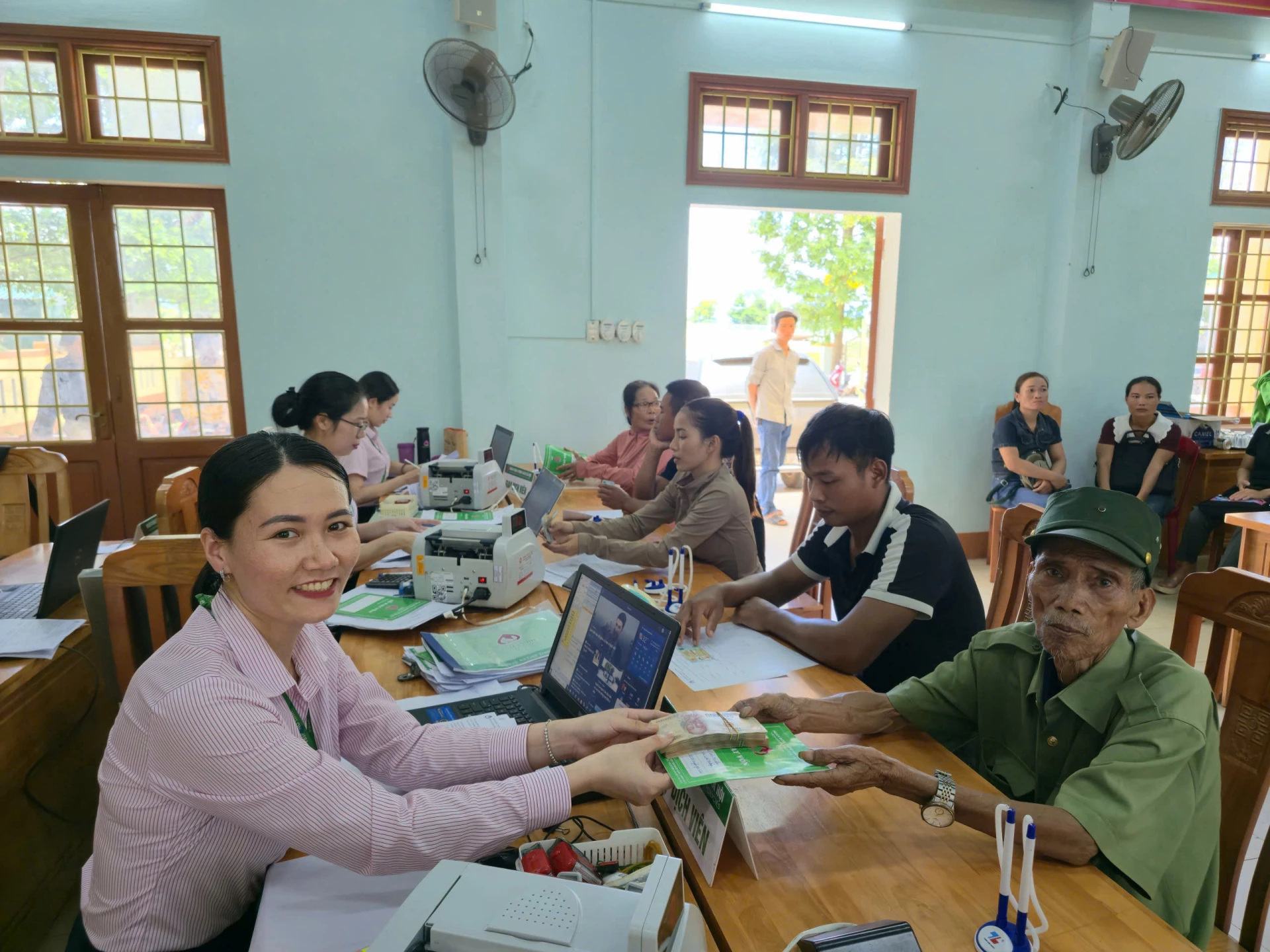 Giải ngân vốn vay ưu đãi theo Nghị định 28/2022/NĐ-CP cho các hộ dân khó khăn trên địa bàn xã Cồn Tiên - Ảnh: T.P