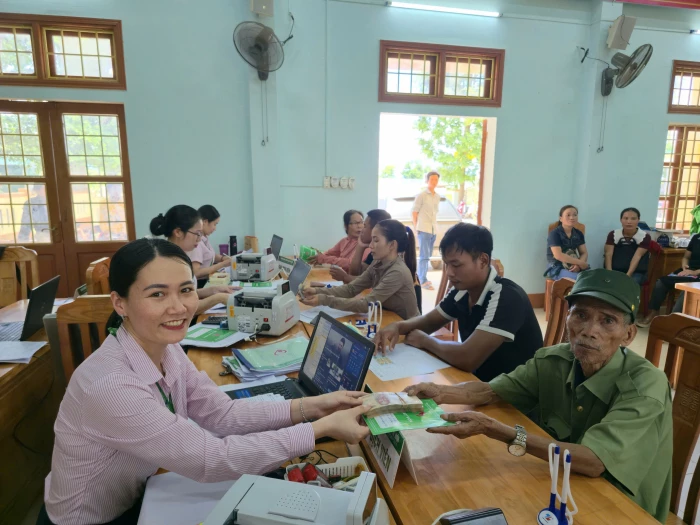 Giải ngân hơn 1,2 tỉ đồng cho các hộ dân có hoàn cảnh khó khăn  tại xã Cồn Tiên