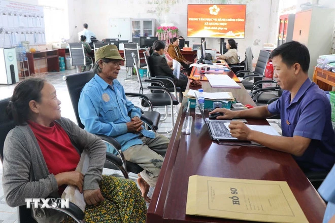 Cán bộ Trung tâm phục vụ hành chính công xã biên giới Quảng Trực (Lâm Đồng) giải quyết thủ tục hành chính cho người dân. (Ảnh: Kha Phạm/TTXVN)