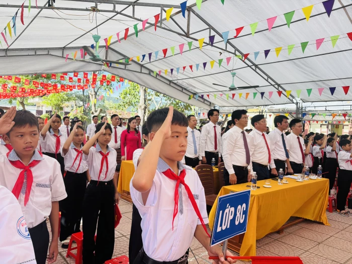 Trưởng Ban Tuyên giáo và Dân vận Tỉnh ủy dự lễ khai giảng năm học mới tại Trường THCS Quảng Hợp