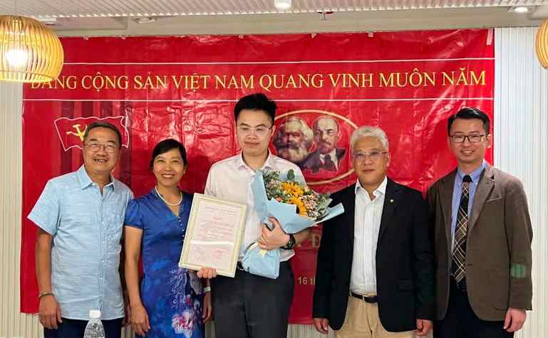 Đinh Vũ Tùng Lâm là sinh viên Việt Nam đầu tiên được kết nạp Đảng ở Hong Kong - Ảnh: NVCC