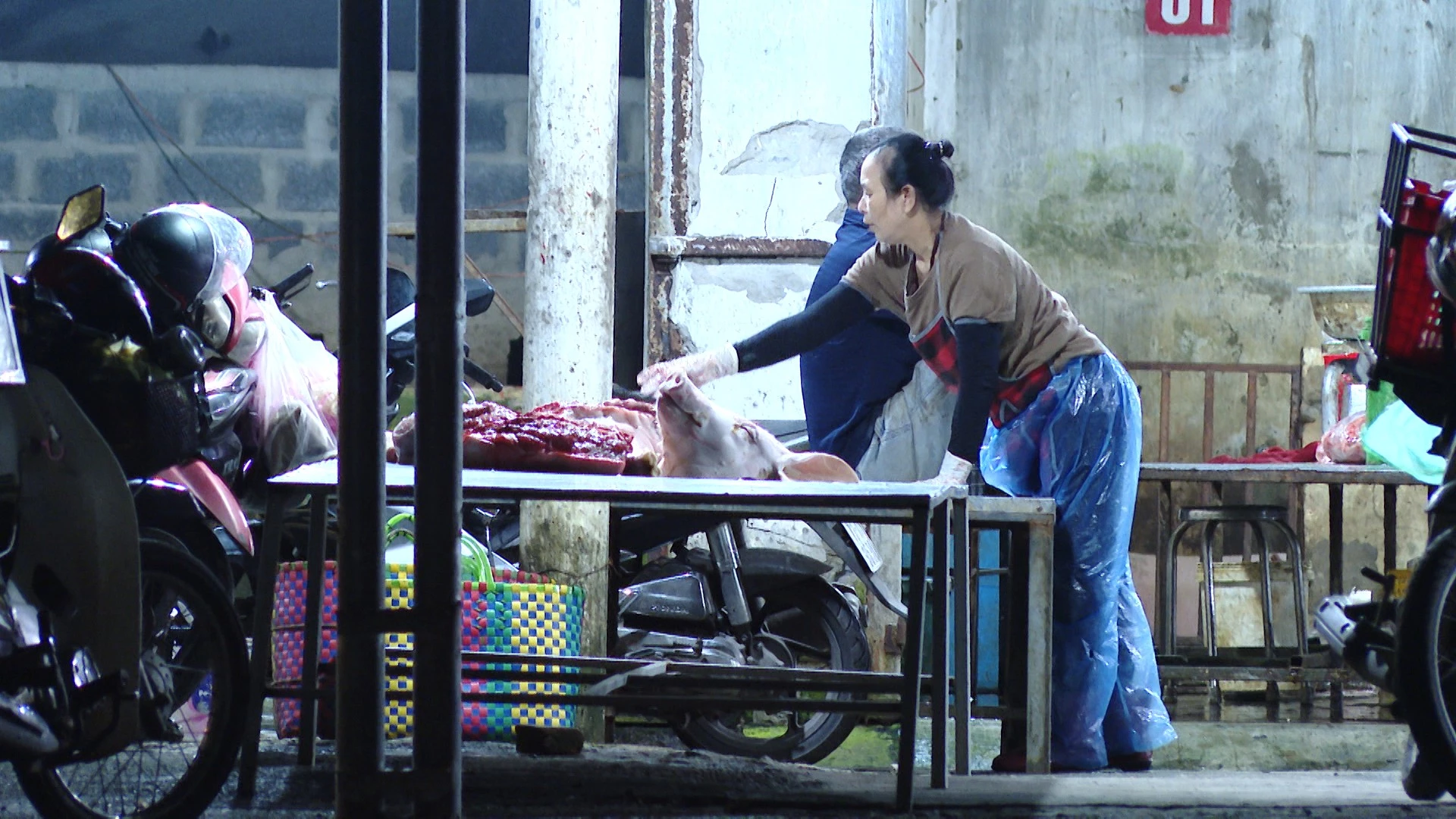 Hàng chục con lợn bị giết mổ để đưa ra thị trường - Ảnh: Trung Đức