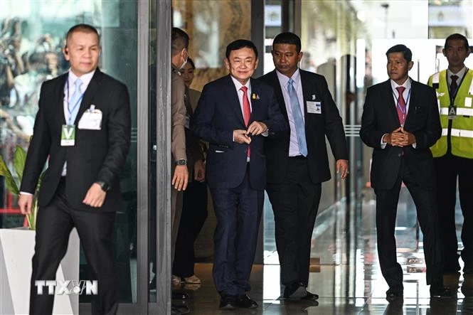 Cựu Thủ tướng Thái Lan Thaksin Shinawatra (giữa) tại sân bay Don Mueang, Bangkok, Thái Lan, ngày 22/8/2023. (Nguồn: AFP/TTXVN)