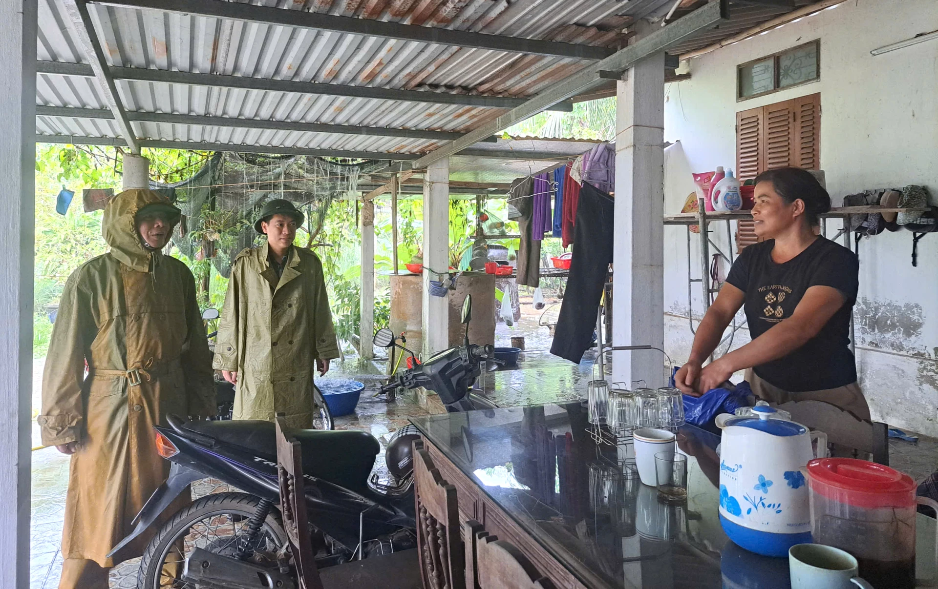 Lãnh đạo phường Đồng Hới đến thăm hộ gia đình tại các vùng thấp trũng xung yếu hướng dẫn người dân phòng tránh bão. Ảnh: H.Tr.