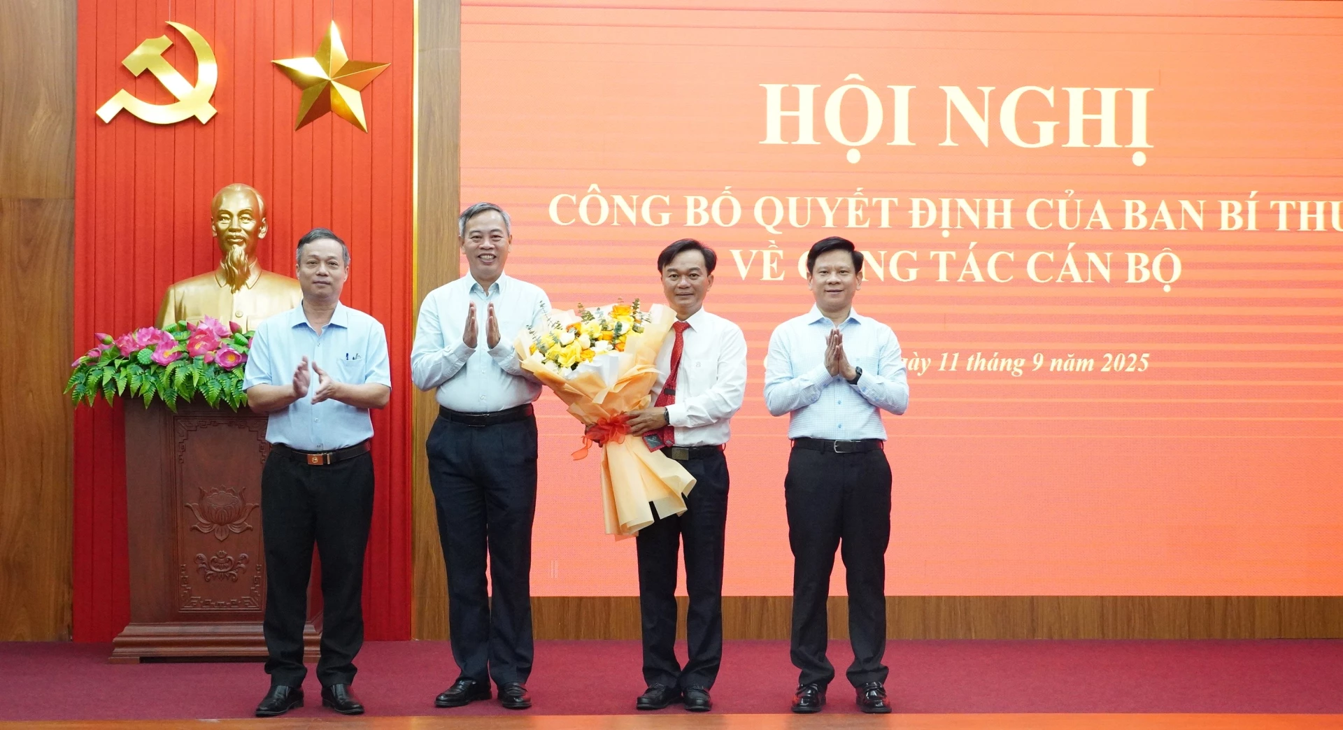 Thường trực HĐND tỉnh tặng hoa chúc mừng đồng chí Nguyễn Chiến Thắng - Ảnh: QV