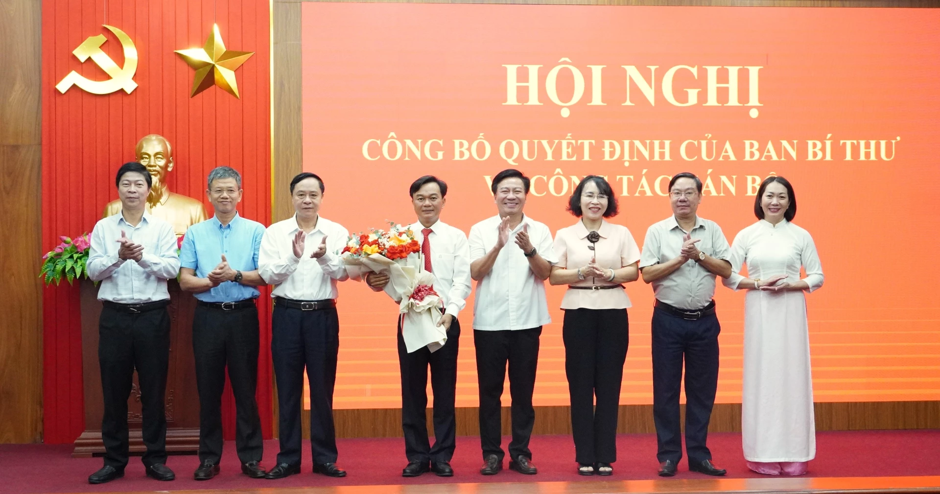 Thường trực Ủy ban MTTQ Việt Nam tỉnh Thường trực HĐND tỉnh tặng hoa chúc mừng đồng chí Nguyễn Chiến Thắng - Ảnh: QV