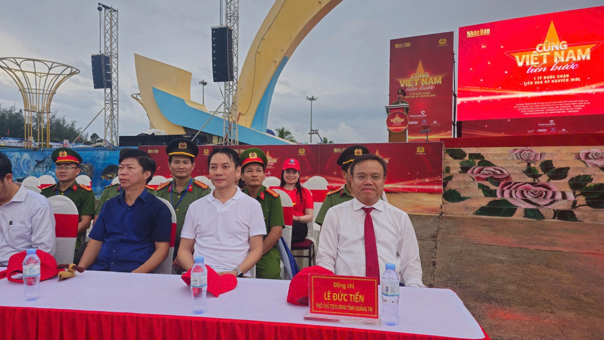 Lãnh đạo Ủy ban nhân dân tỉnh dự lễ