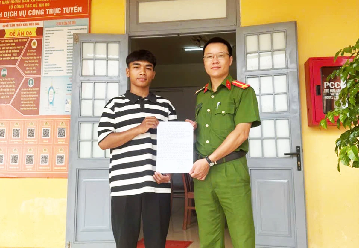 Hồ Văn Duẩn tại trụ sở Công an xã Hướng Phùng - Ảnh: CAXHP