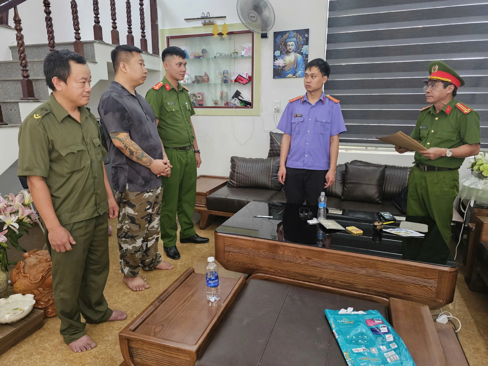 : Cơ quan chức năng ra quyết định tạm giữ người trong trường hợp khẩn cấp đối với Nguyễn Duy.- Ảnh: TK