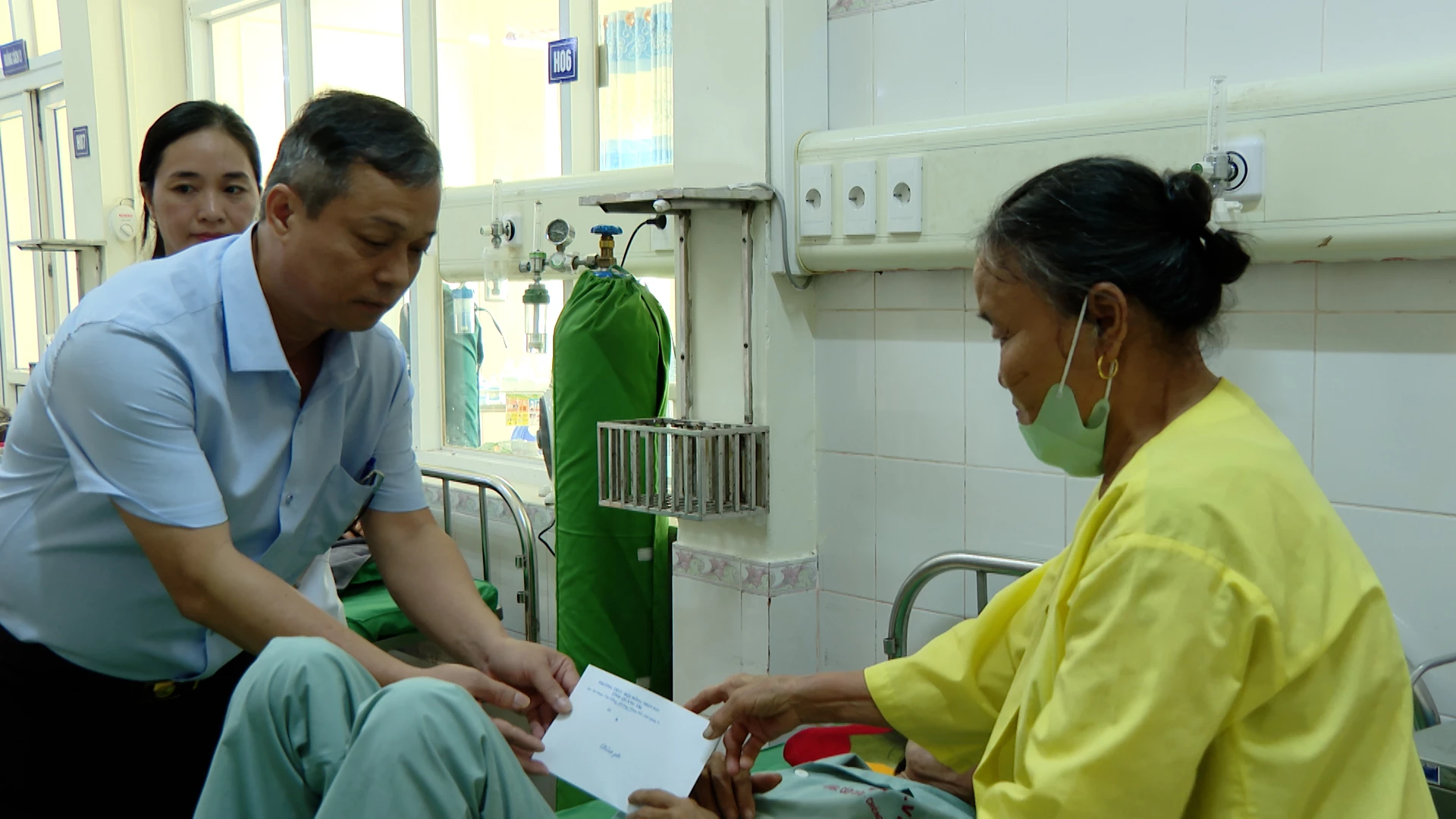 Phó Chủ tịch HĐND tỉnh Nguyễn Trần Huy tặng quà cho bệnh nhân nặng đang điều trị tại BVĐK khu vực Vĩnh Linh: Ảnh TH