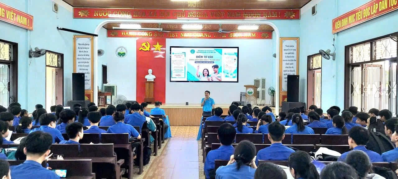Tuyên truyền chính sách BHYT cho học sinh Trường THPT Vĩnh Linh - Ảnh: T.T