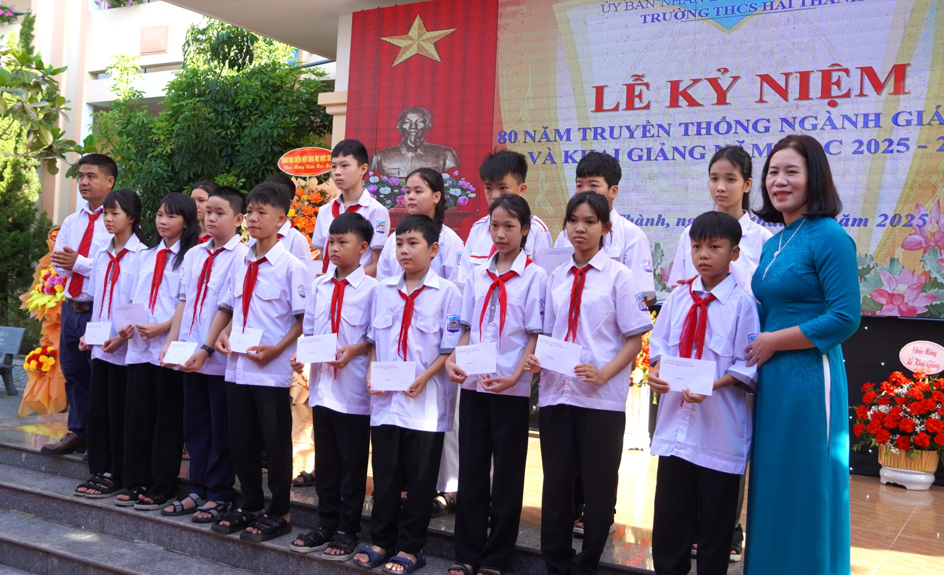 Ban Giám hiệu nhà trường tặng quà “Tiếp sức đến trường” cho các học sinh. Ảnh: H.Tr.