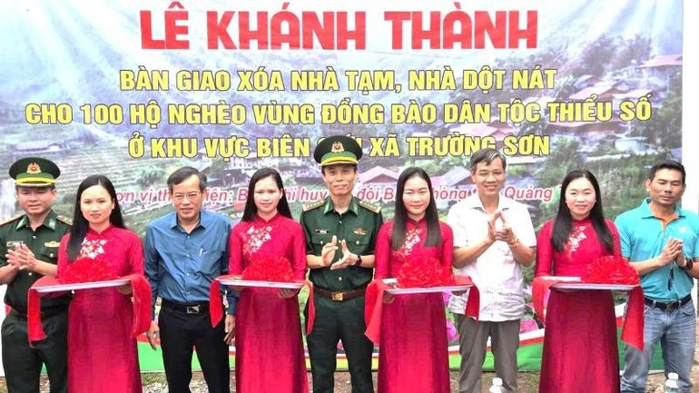 Tỉnh Quảng Trị tổ chức khánh thành và bàn giao 100 ngôi nhà mới cho đồng bào dân tộc thiểu số ở xã biên giới Trường Sơn trong dịp Quốc khánh 2/9. (Ảnh: HG)