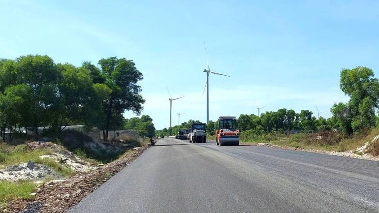 Tuyến đường ven biển tỉnh Quảng Trị, đoạn phía bắc tỉnh được thi công nước rút để tăng tính kết nối cho khu vực, phát huy tiềm năng vùng cát ven biển. (Ảnh: HG)
