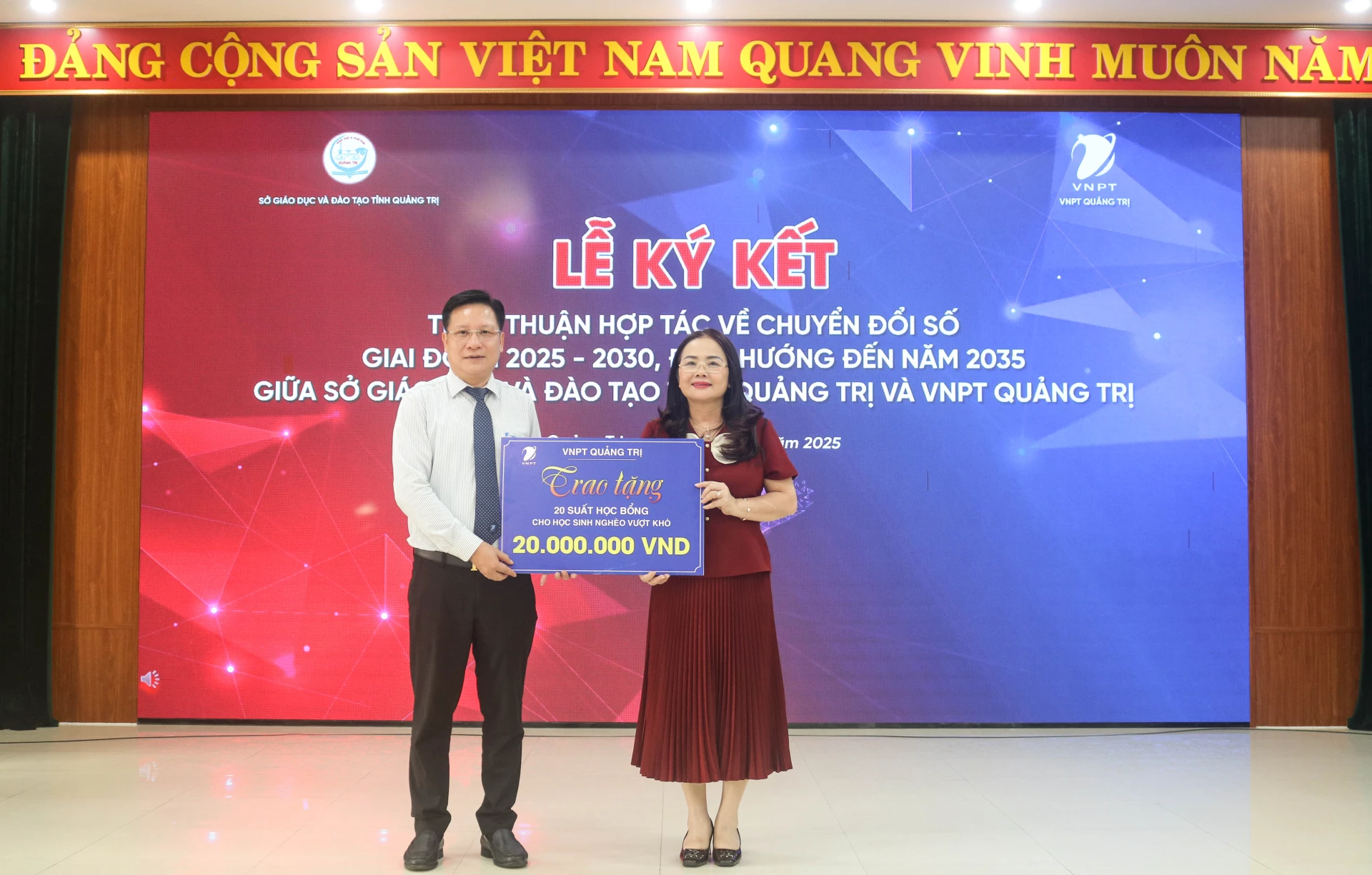 Giám đốc Sở GD và ĐT Quảng Trị tiếp nhận học bổng do VNPT Quảng Trị trao tặng học sinh nghèo - Ảnh: N.M