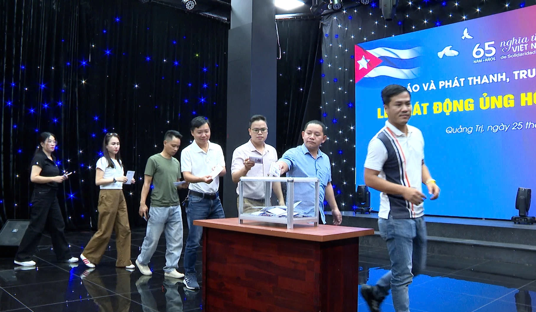 Hưởng ứng lời kêu gọi, toàn thể đoàn viên Công đoàn cơ sở Báo và phát thanh, truyền hình Quảng Trị đã tích cực tham gia đóng góp - Ảnh: Phước Đạt