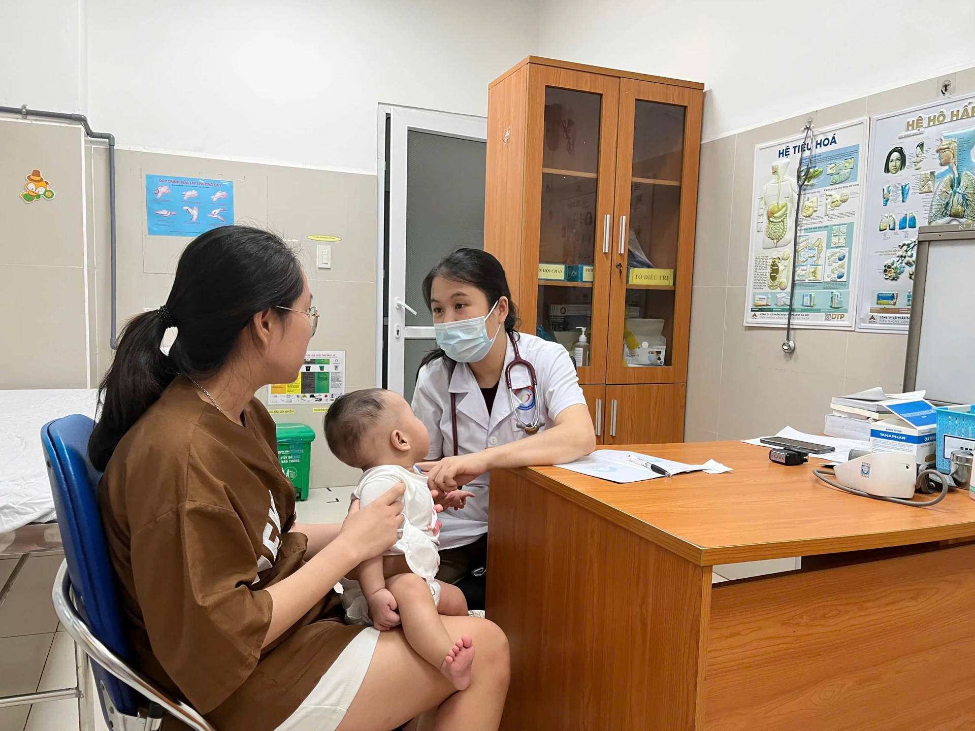 Khảo sát kiến thức an toàn và tư vấn cho người nhà bệnh nhi.