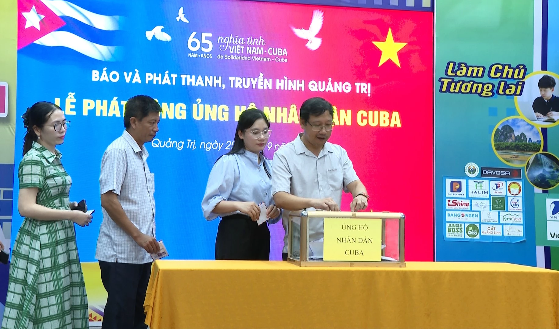Đoàn viên Công đoàn cở Báo và Phát thanh, Truyền hình Quảng Trị trực tiếp ủng hộ nhân dân Cuba tại chương trình - Ảnh: Lê Hoàng