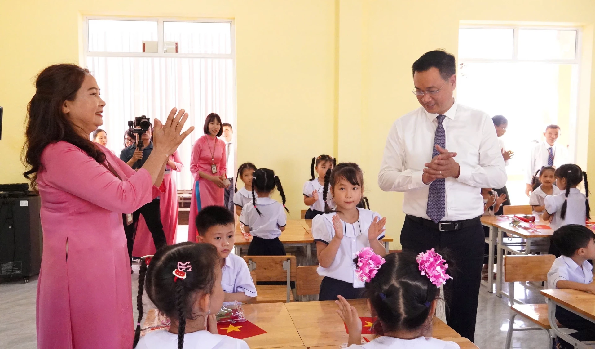 Bí thư Tỉnh ủy Lê Ngọc Quang chúc tập thể cán bộ giáo viên và học sinh Trường Tiểu học Võ Thị Sáu nhân dịp năm học mới - Ảnh: QV