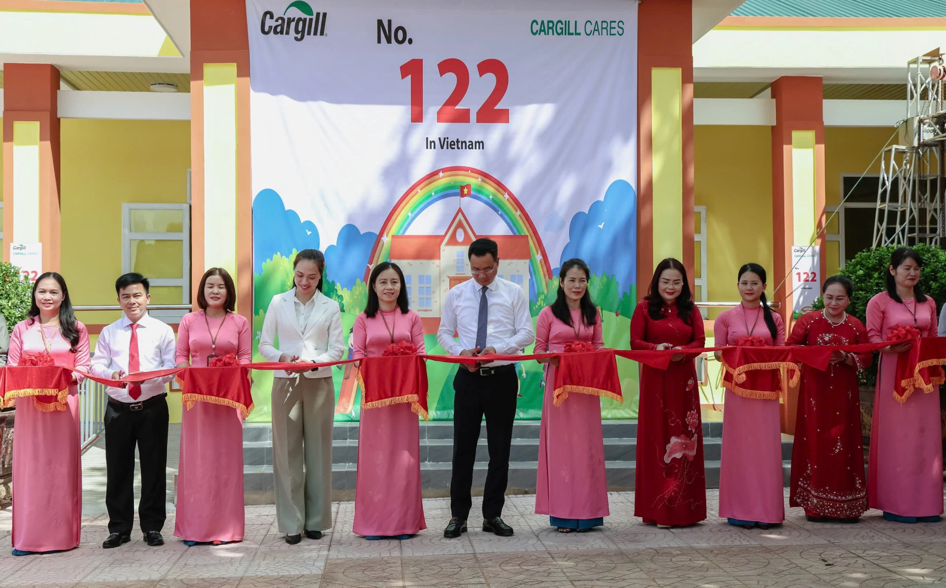 Bí thư Tỉnh ủy và các đại biểu cắt băng khánh thành công trình 3 phòng học của Trường Tiểu học Võ Thị Sáu - Ảnh: QV