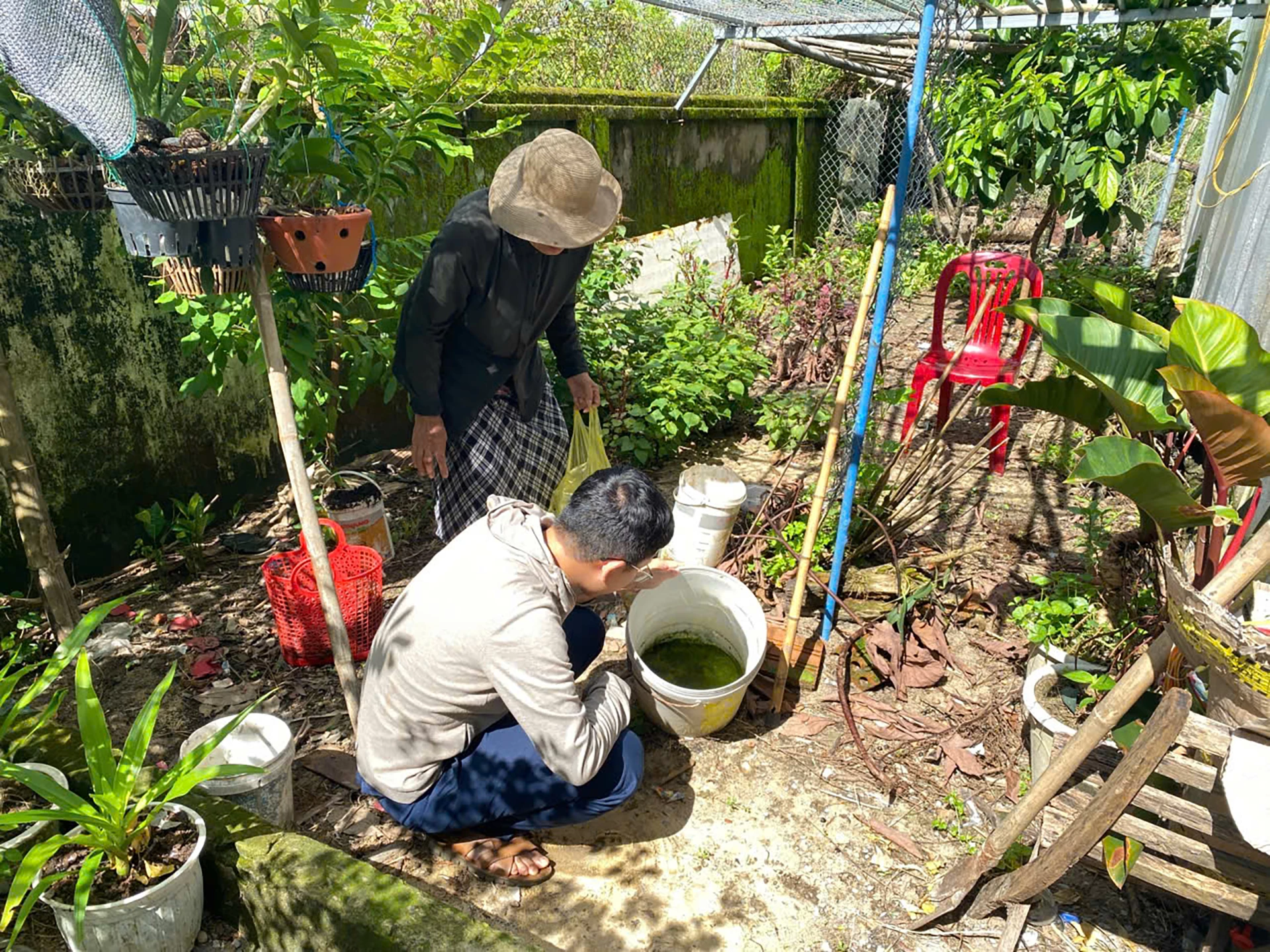 Người dân tham gia vệ sinh môi trường tại khu vực dân cư.