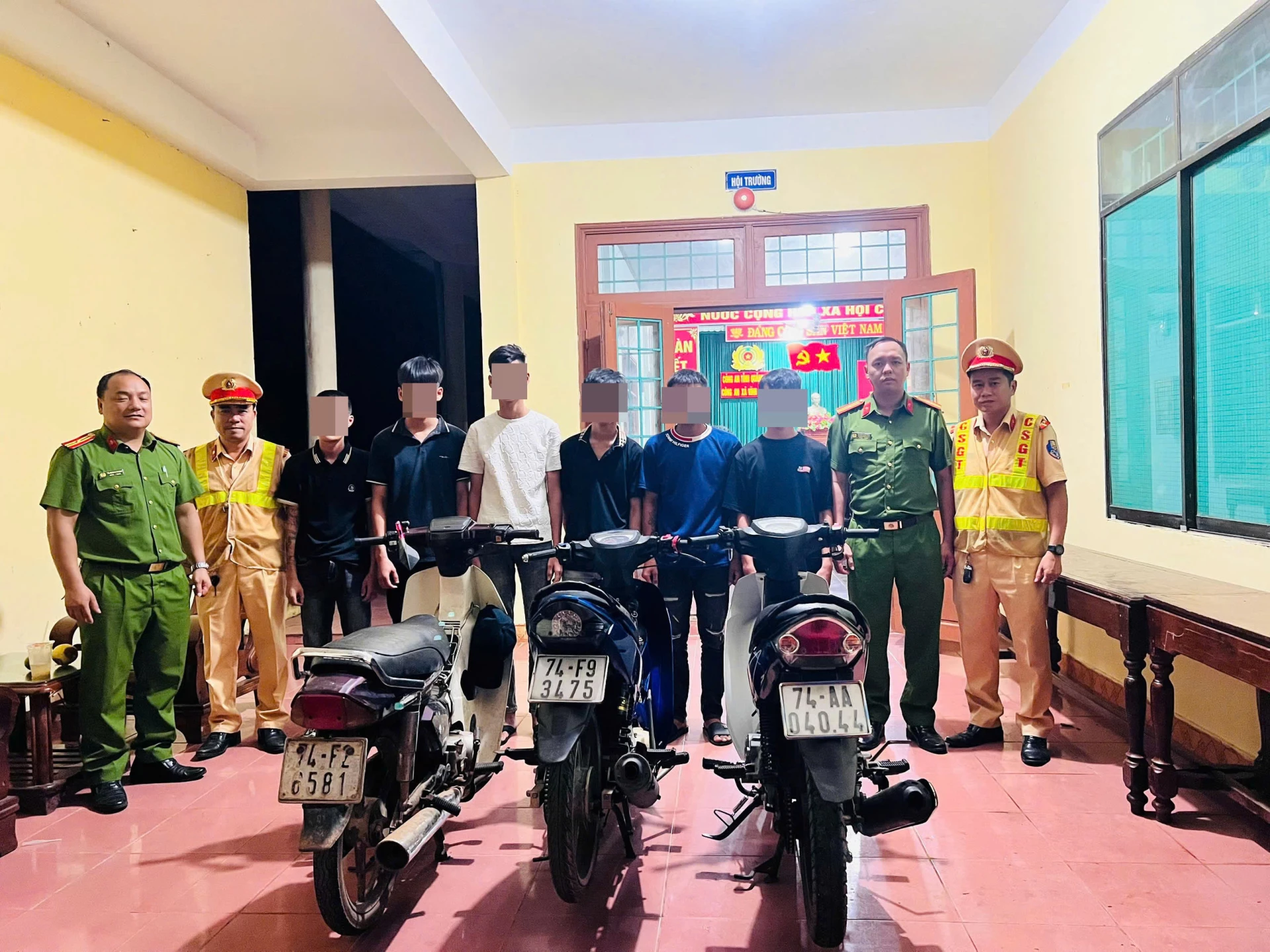 Công an xã Vĩnh Hoàng triệu tập 6 thanh thiếu niên để làm rõ hành vi vi phạm theo phản ánh - Ảnh: CTV