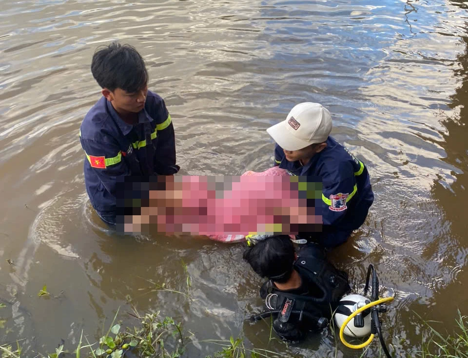 Lực lượng cứu hộ đưa thi thể nạn nhân lên bờ - Ảnh: CAQT