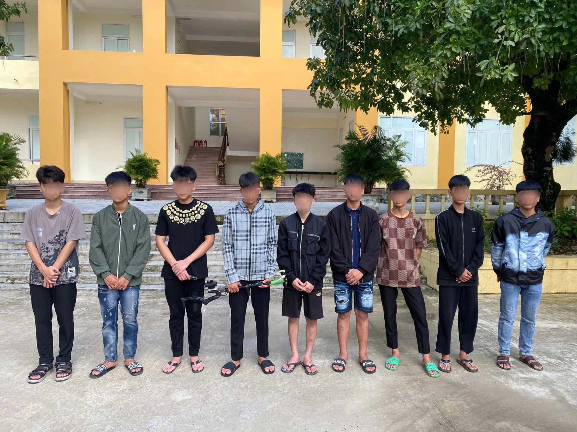 Các đối tượng được lực lượng Công an triệu tập để giáo dục, răn đe -  Ảnh: Trung Đức