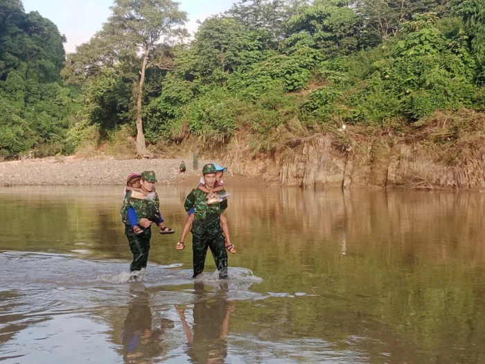 Bộ đội biên phòng Quảng Trị vượt suối đưa học sinh vùng biên dự khai giảng