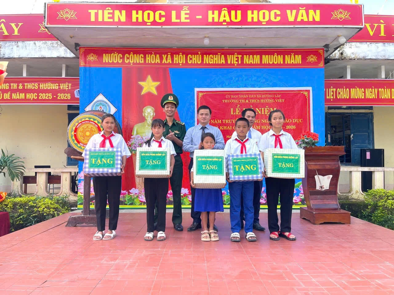 Đồn Biên phòng Hướng Lập tặng quà cho học sinh khó khăn nhân dịp khai giảng năm học mới tại Trường TH&THCS Hướng Việt, xã Hướng Lập - Ảnh: L.T