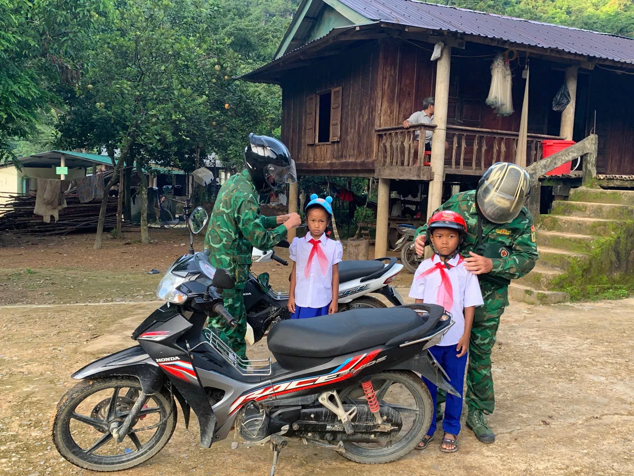 Từ sớm, cán bộ chiến sĩ Đồn Biên phòng Hướng Lập đến tận nhà các cháu đơn vị nhận đỡ đầu để đưa đón đến trường khai giảng - Ảnh: L.T