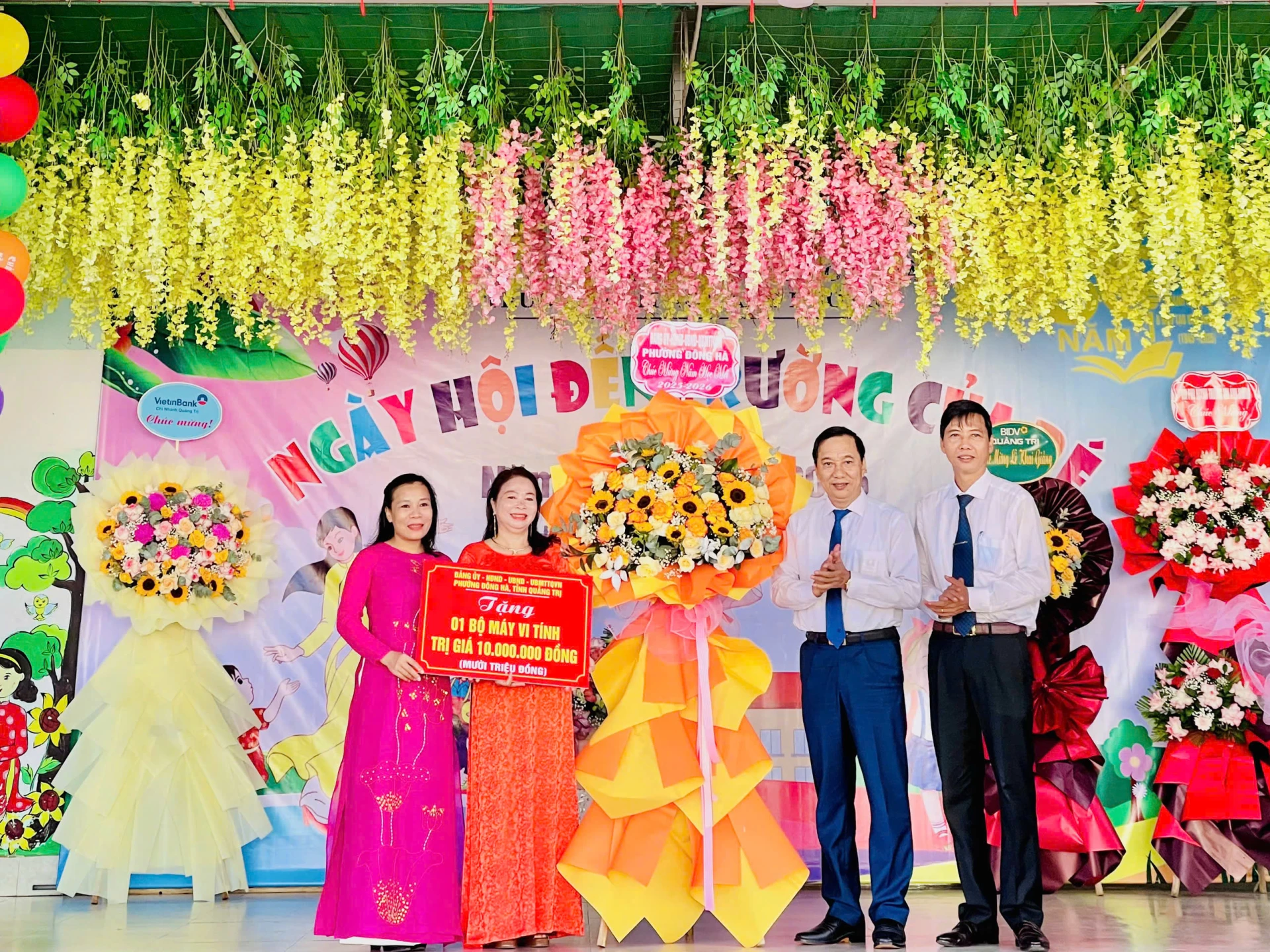 Đồng chí Lê Quang Chiến tặng hoa, quà chúc mừng trường Mầm non Ánh Dương 