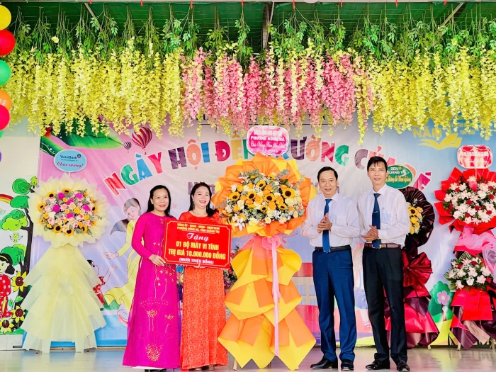 Bí thư Đảng ủy phường Đông Hà Lê Quang Chiến dự lễ khai giảng tại Trường Mầm non Ánh Dương