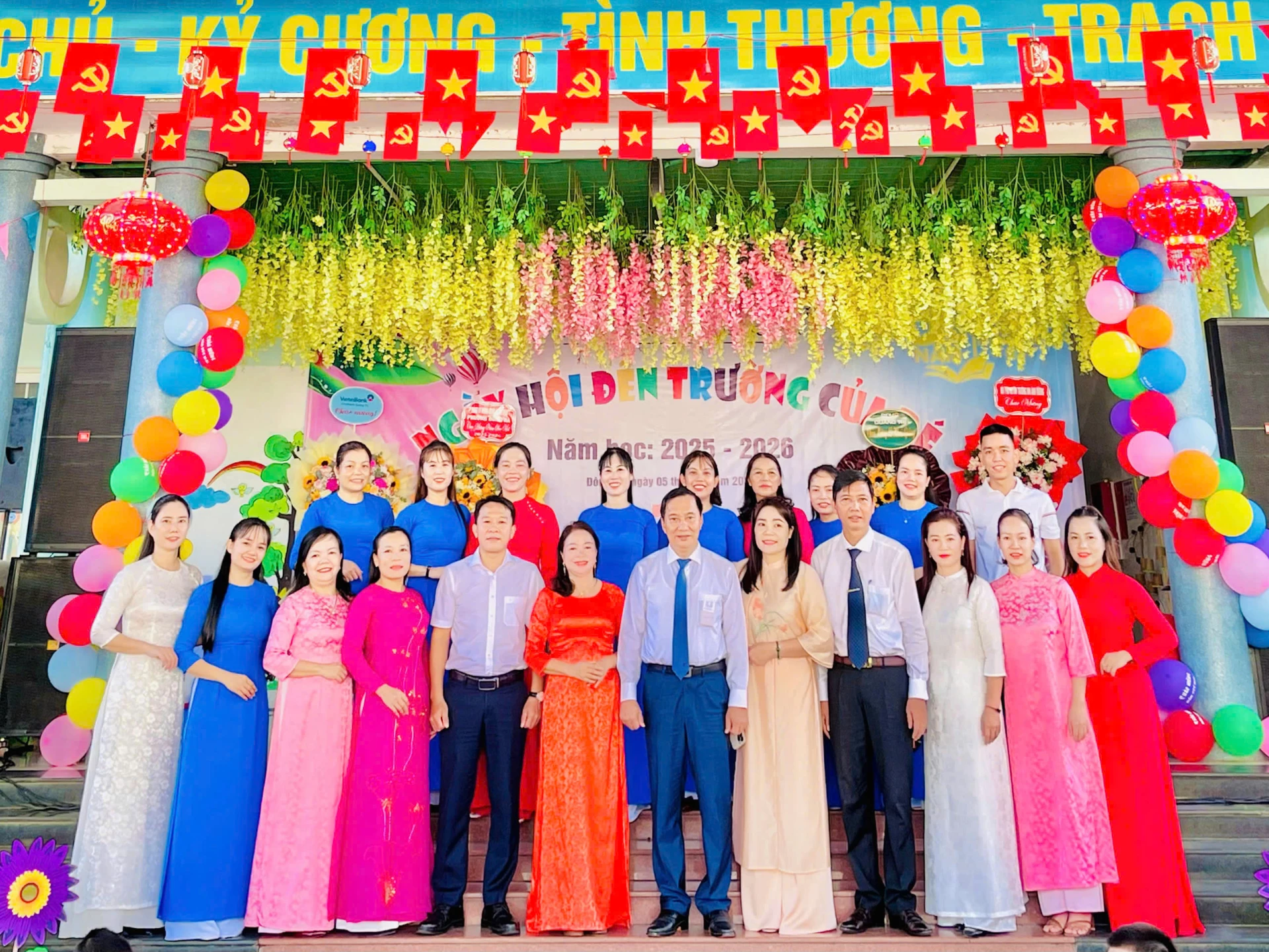 Các đại biểu chụp hình kỉ niệm với các giáo viên nhà trường 